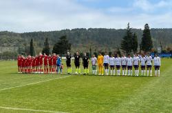 开云体育app-惊险一幕！欧预赛比赛现场出现不明物体，影响比赛进行