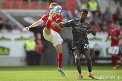 开云体育官网-弗赖堡球员激情表现，帮助球队获胜