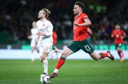 开云体育登录-欧国联比赛中，球队乘胜追击夺冠