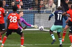 开云体育登录-足球明星展现实力，赛场上演激烈对抗