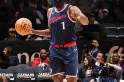 开云体育入口-火箭客场击败马刺，哈登独拿分