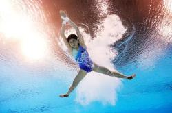 开云体育中国-法国选手完美完成女子跳水动作