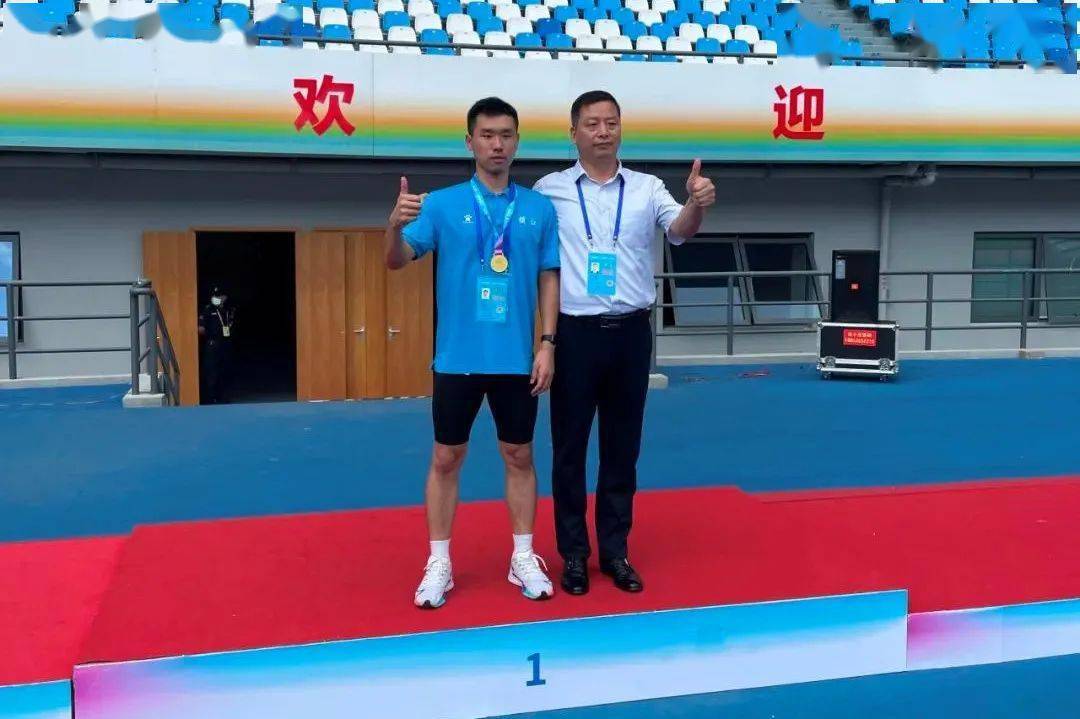 鹤立鸡群！加纳选手勇夺金牌