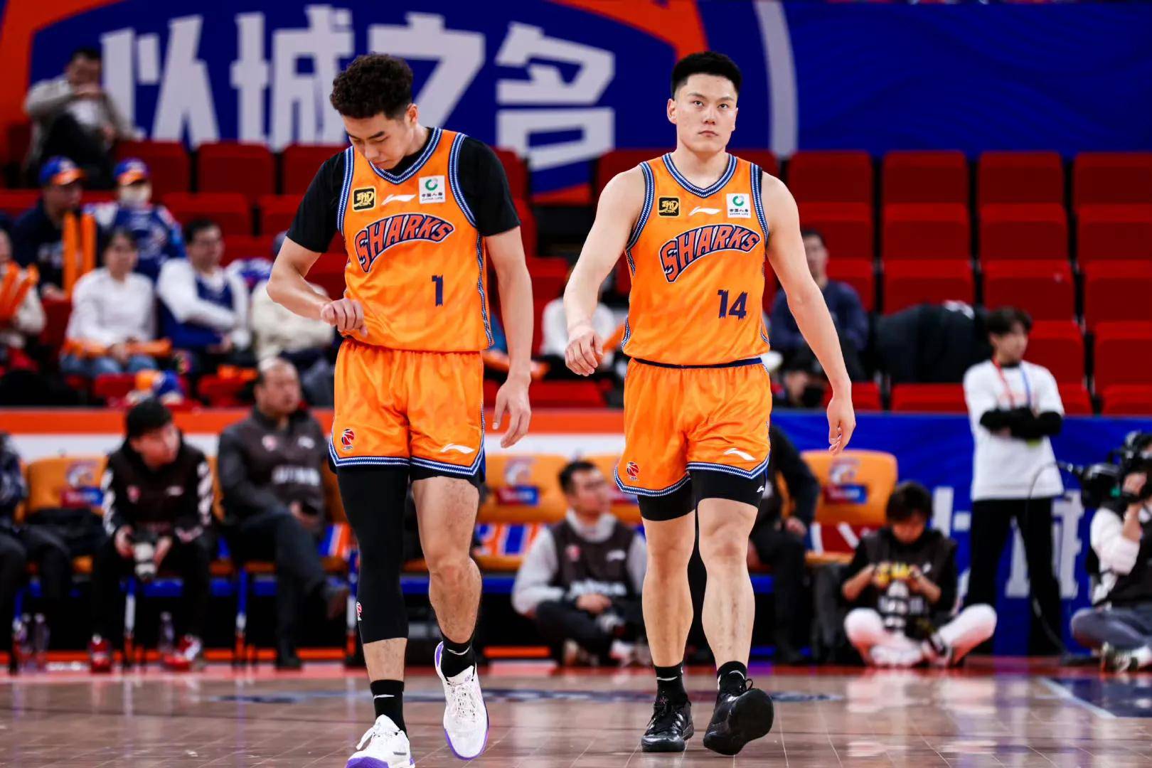 江苏男篮闷平对手，争议判罚引发争议