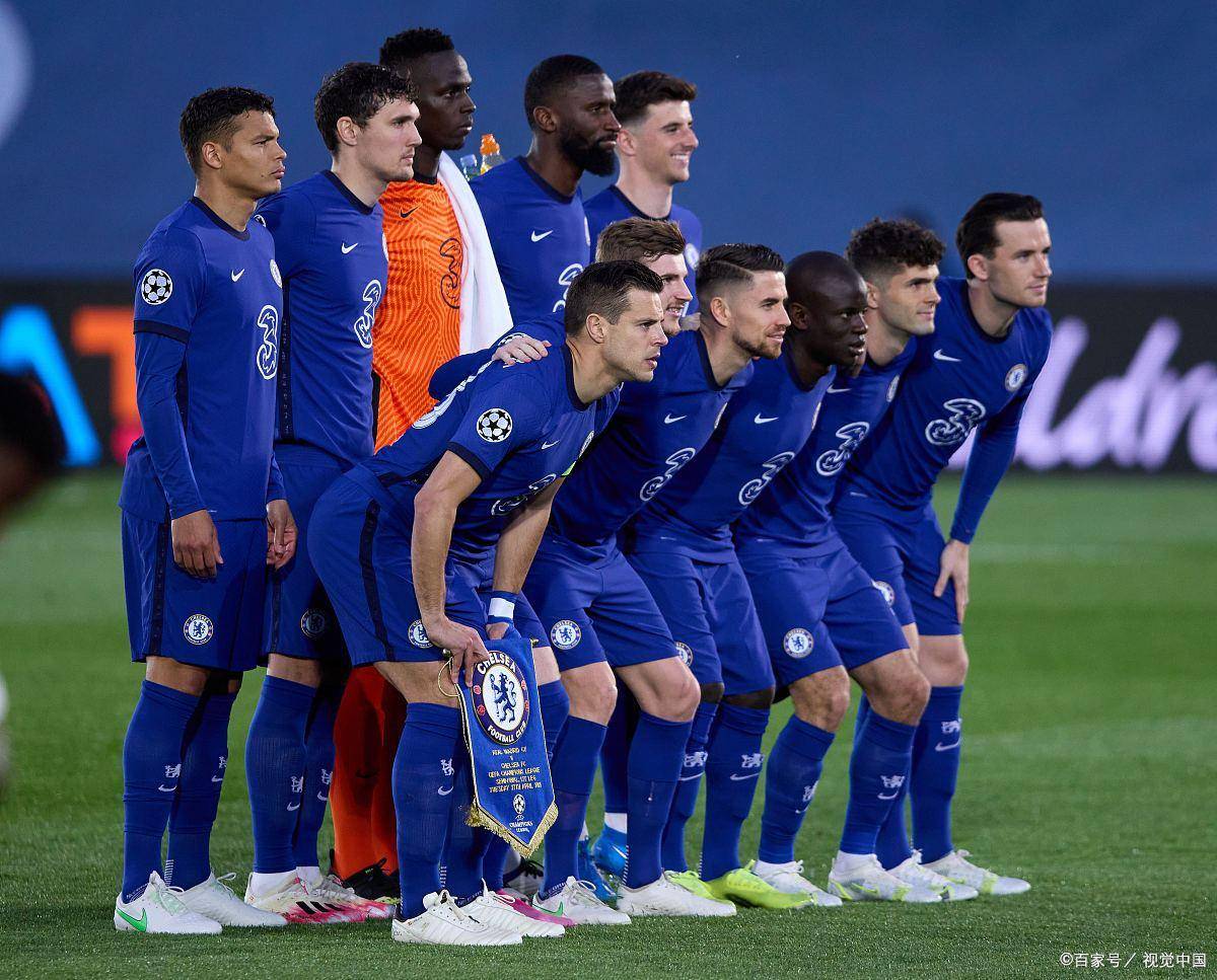 足球赛场上的激烈对抗引关注