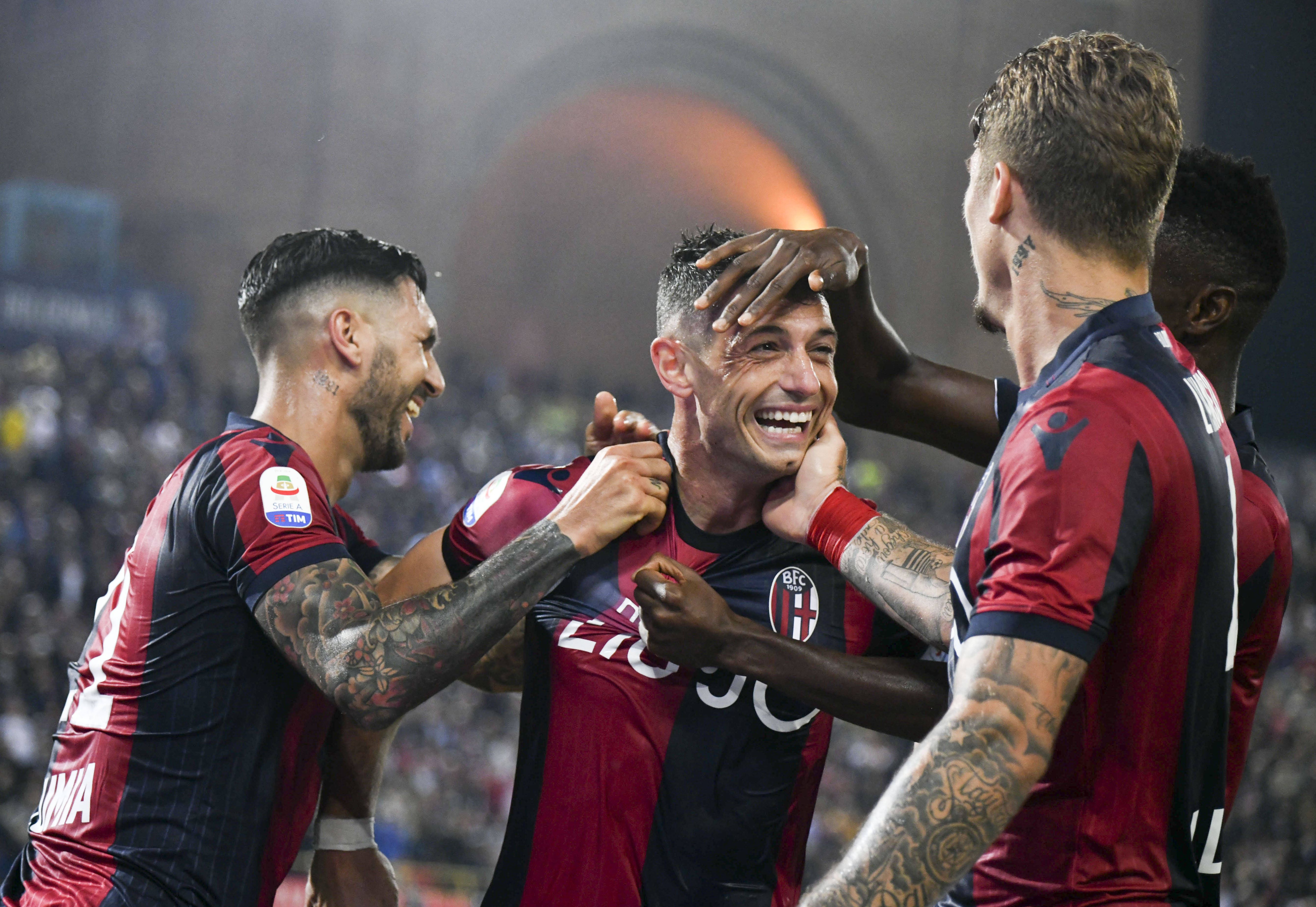 意甲球迷狂欢欢庆,场面火爆 意甲球迷狂欢欢庆,场面火爆