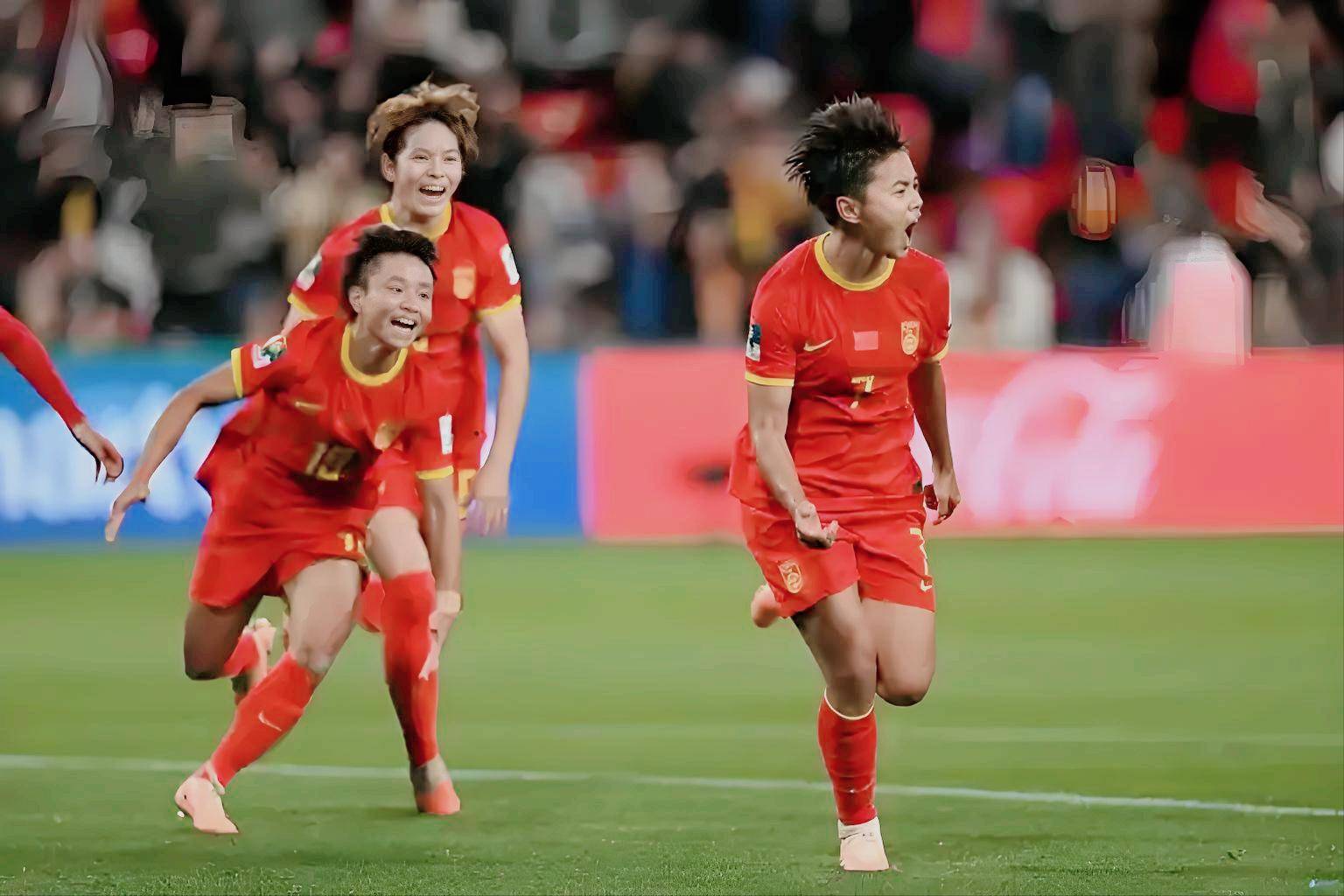 踢出制胜一球!足球队员大放异彩获胜 踢出制胜一球!足球队员大放异彩获胜