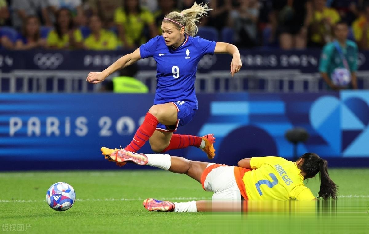 加拿大女足表现出色，力压对手晋级