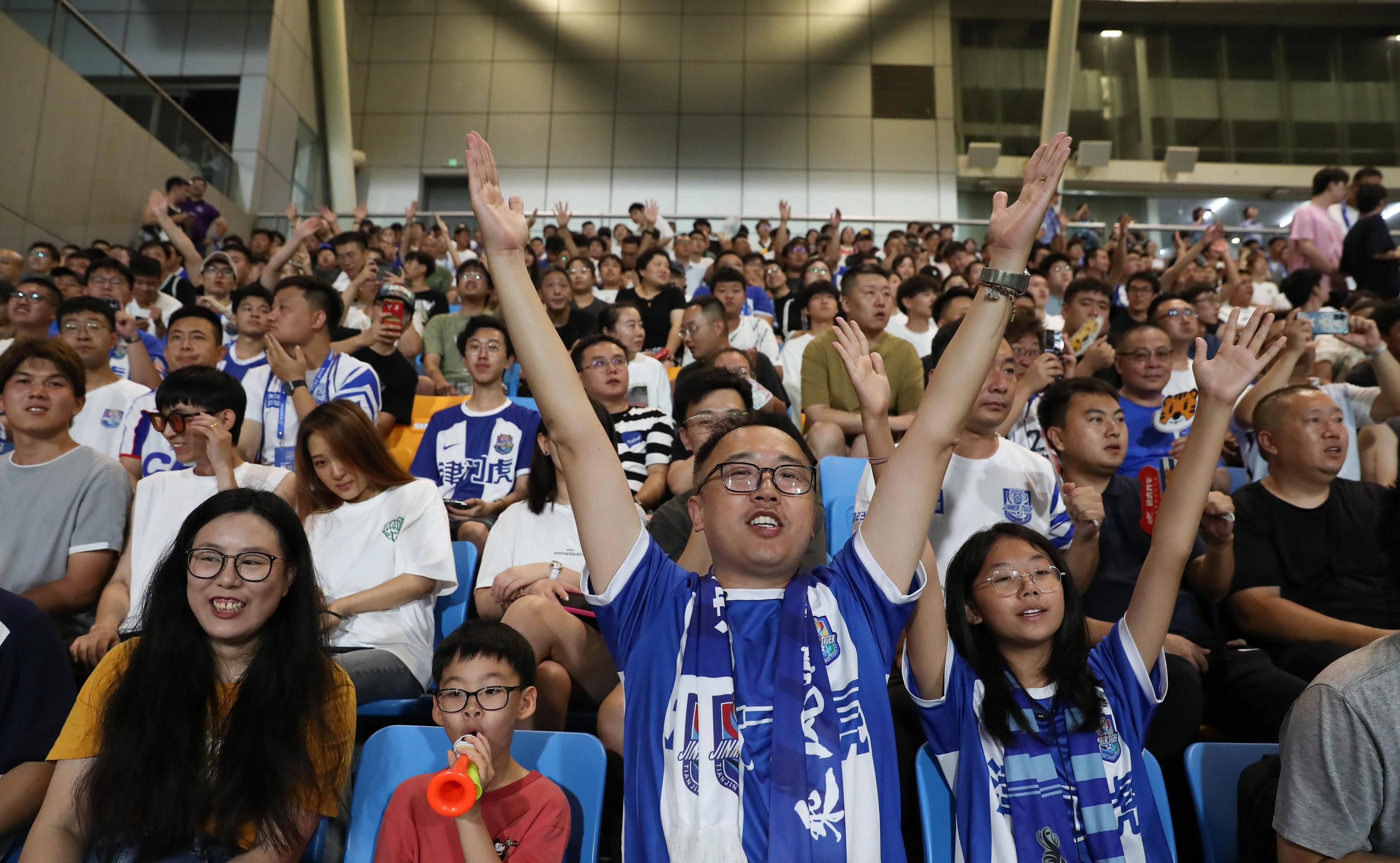 苏宁广场上演精彩对抗赛,球迷声声欢呼的简单介绍 苏宁广场上演精彩对抗赛,球迷声声欢呼的简单介绍