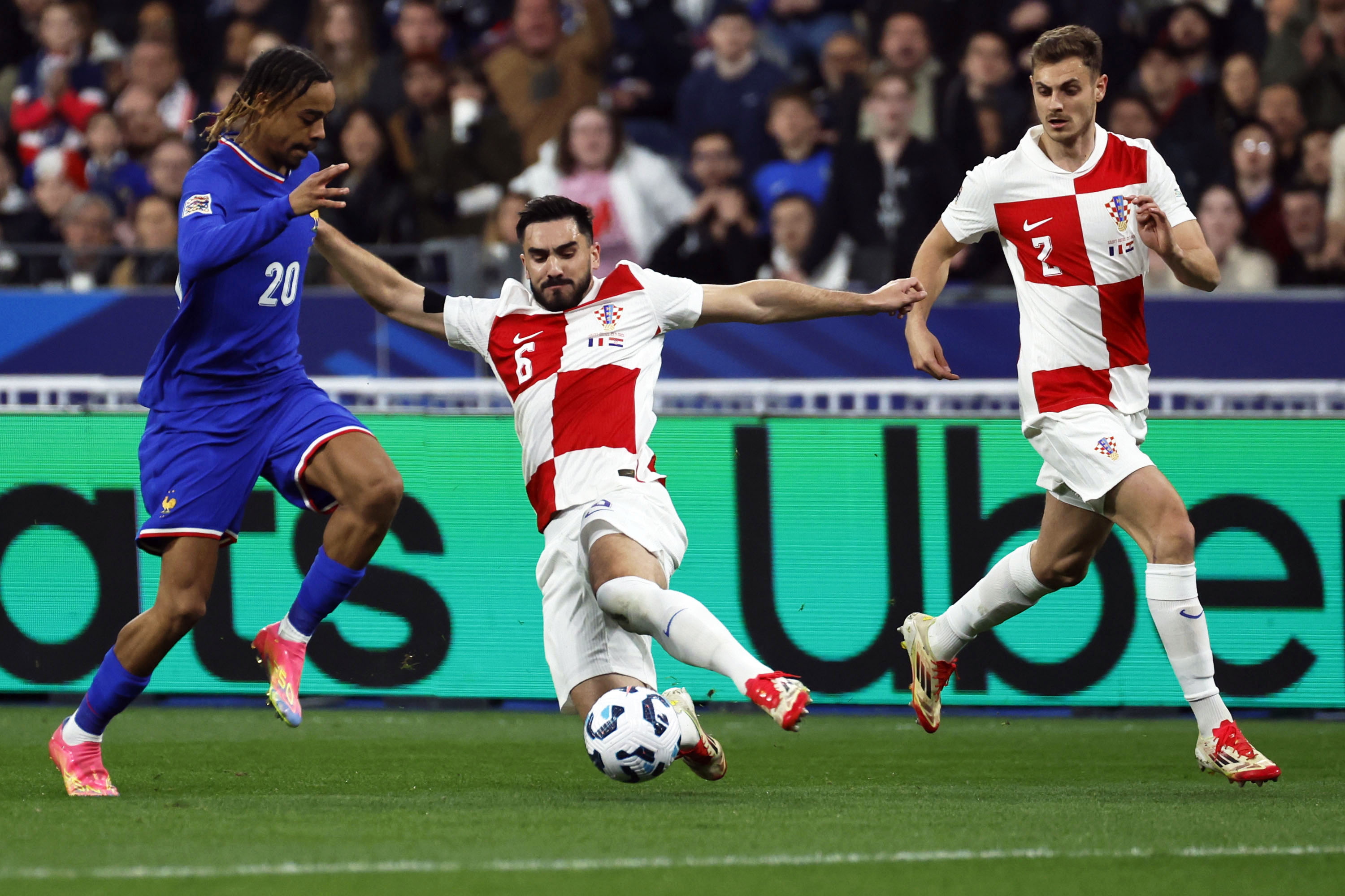 包含欧国联半决赛激战上演，奥地利队灰飞烟灭的词条