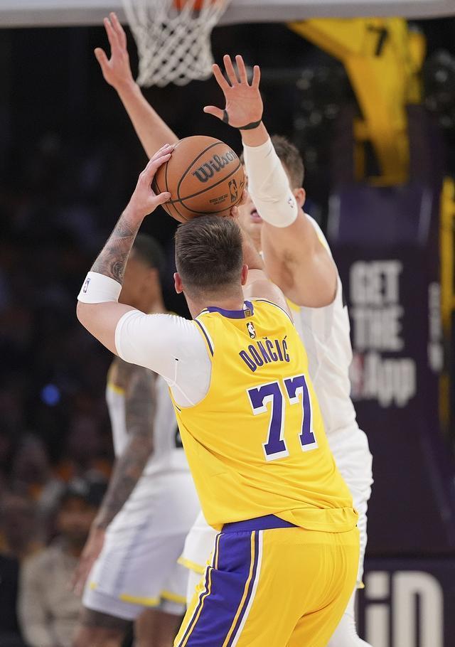 爵士客场大胜湖人,莫切尔极限突破 爵士客场大胜湖人,莫切尔极限突破