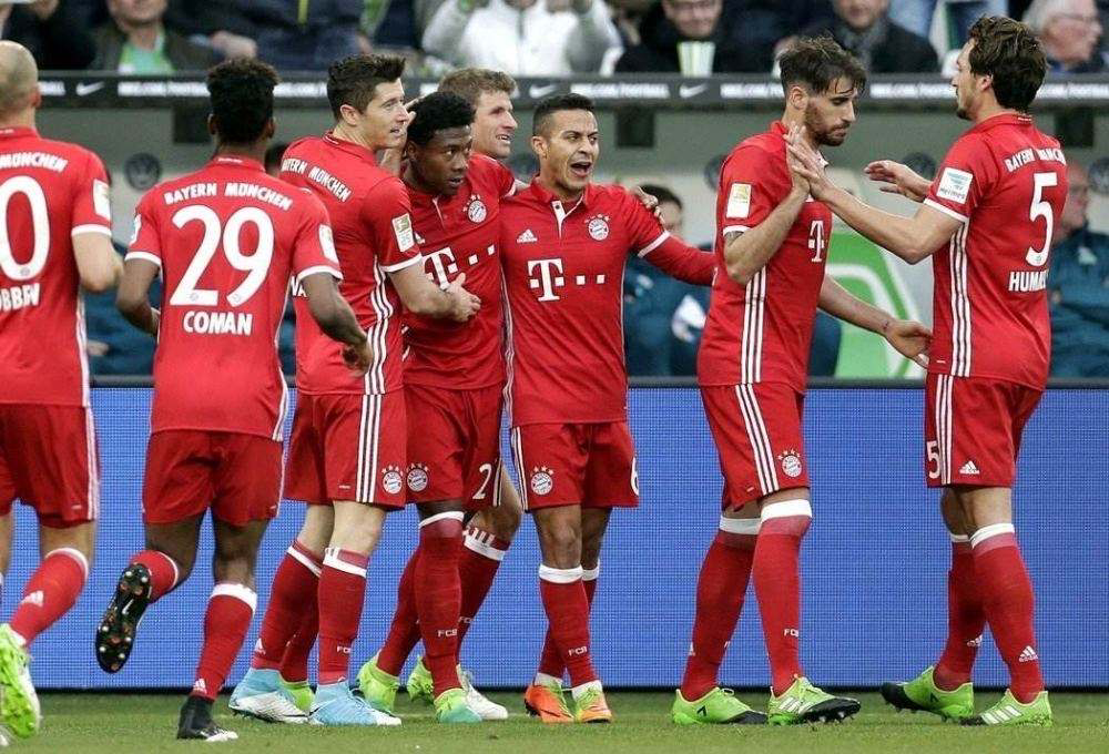 关于拜仁慕尼黑击败门兴格拉德巴赫，跻身德甲榜首位置的信息