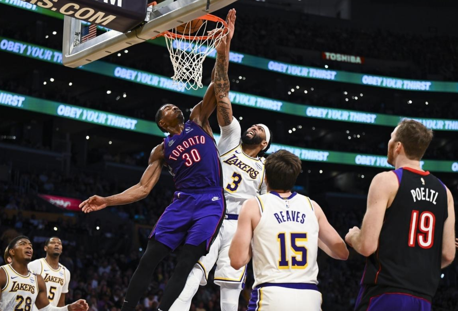 湖人大胜公牛，詹姆斯贡献三双表现稳健