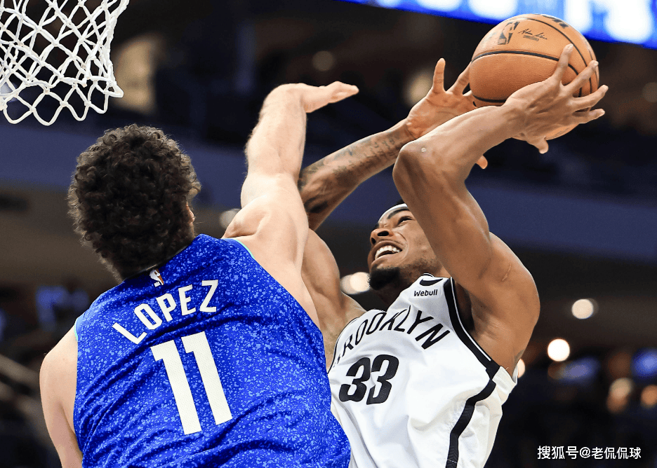 雄鹿双星猛攻，轻取篮网