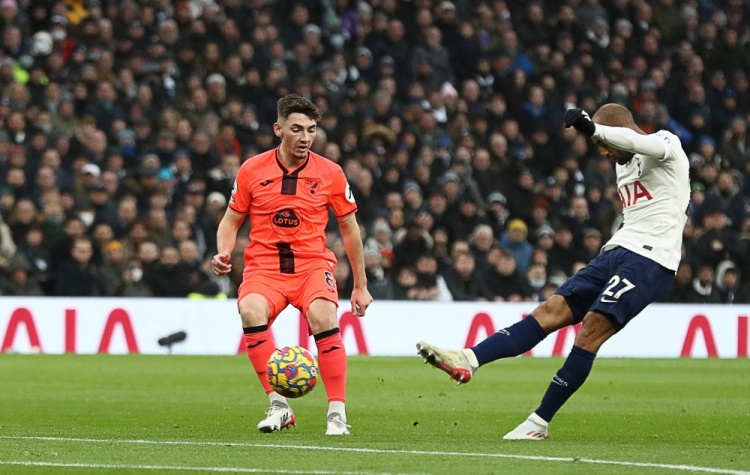 包含诺里奇客场逼平对手，保持不败表现的词条